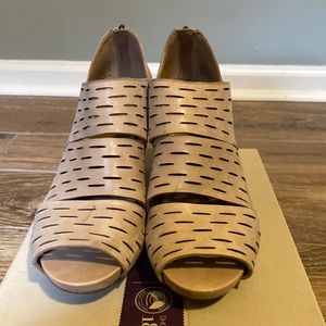 Clarks | Okena Pass dress sandals, Nude Leather EUC